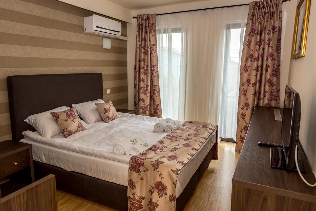 May Residence Dumbravita  Bagian luar foto