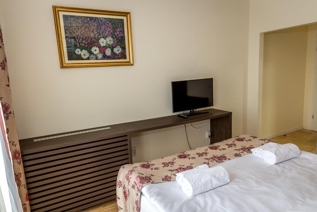 May Residence Dumbravita  Bagian luar foto